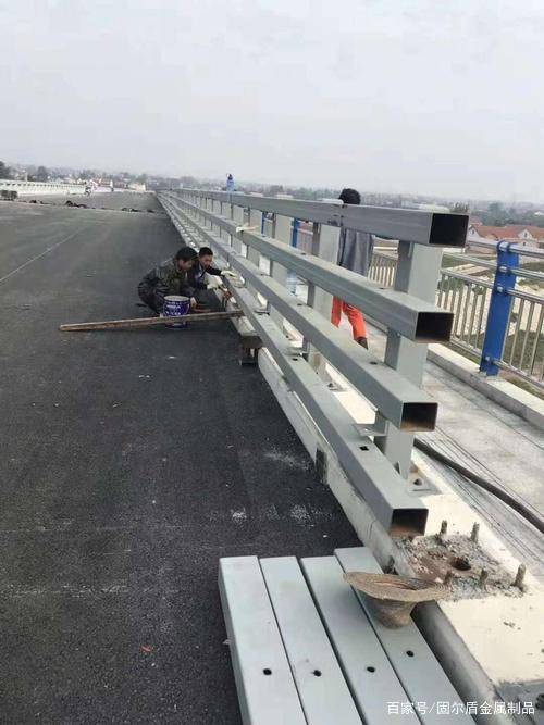 桥梁金属护栏与金属梁柱式护栏 守护道路安全的钢铁卫士